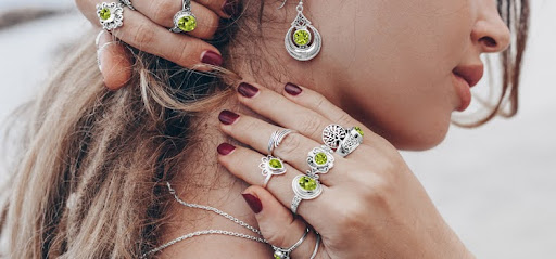 A Colorful Affair: Choosing the Right Metal for Your Peridot Jewelry