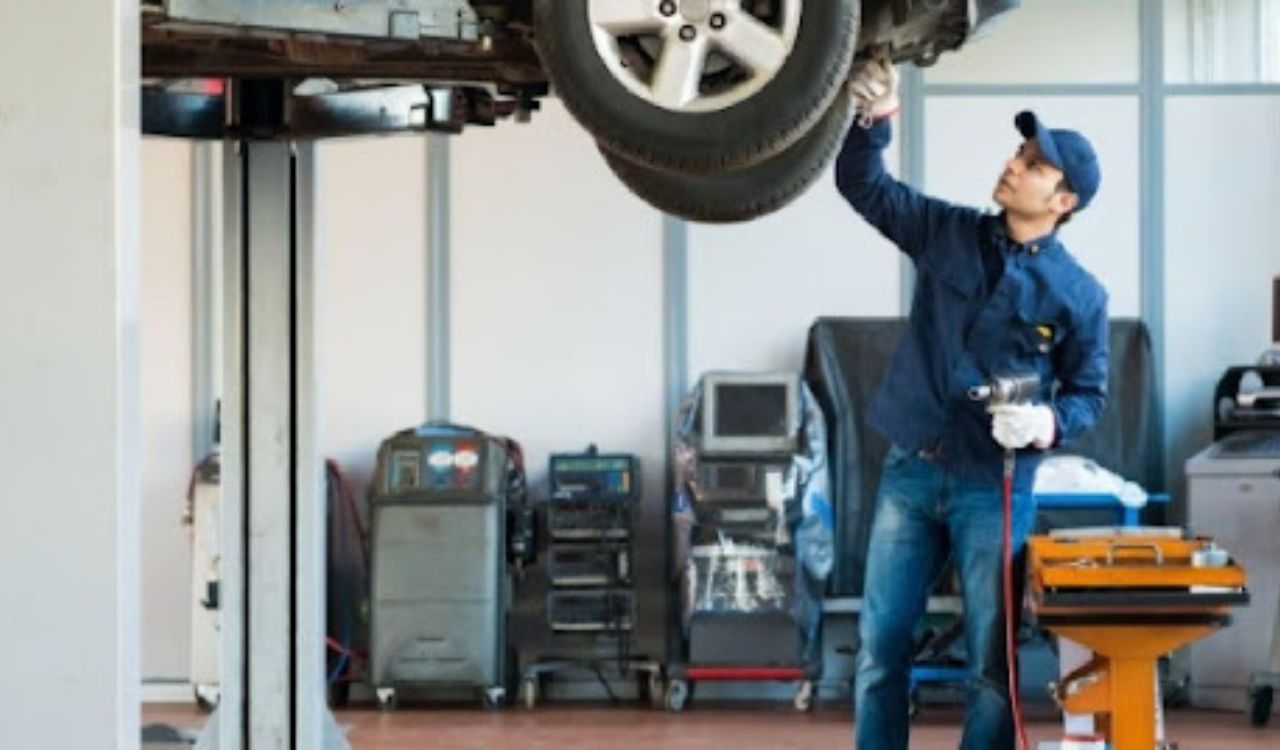 Car Mechanic Shop vs Dealership: Which One Saves You More Money?